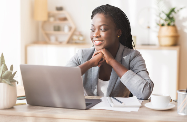 Portrait of successful black millennial female entrepreneur at workplace - Foto, Imagem