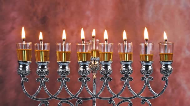Żydowska świąteczna oliwa z oliwek Świece Hanukah świętujące menorę - Materiał filmowy, wideo