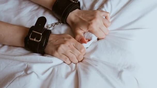 Mädchen Hände unterwürfig in Lederhandschellen bei leidenschaftlichem harten Sex - Filmmaterial, Video