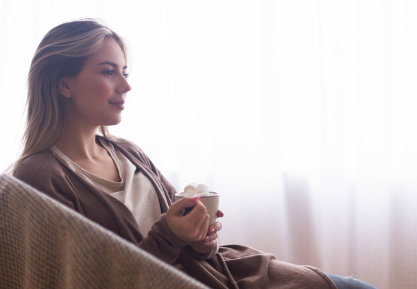 Millenniumi lány csésze kávé élvezi a szabadidőt - Fotó, kép