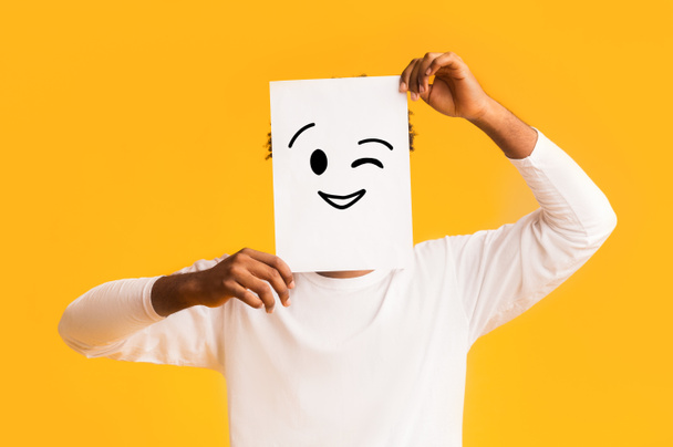 Afro gars tenant du papier avec emoji positif
 - Photo, image