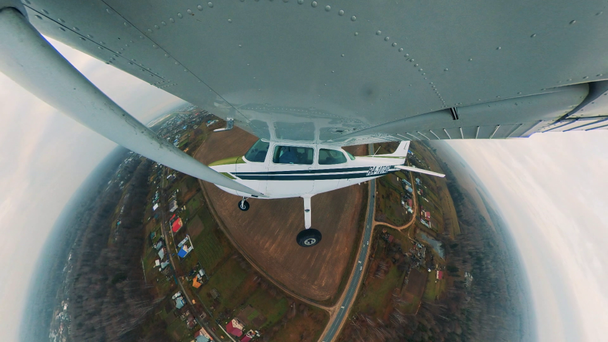 Egy alacsonyan repülő könnyű légi jármű.. - Felvétel, videó