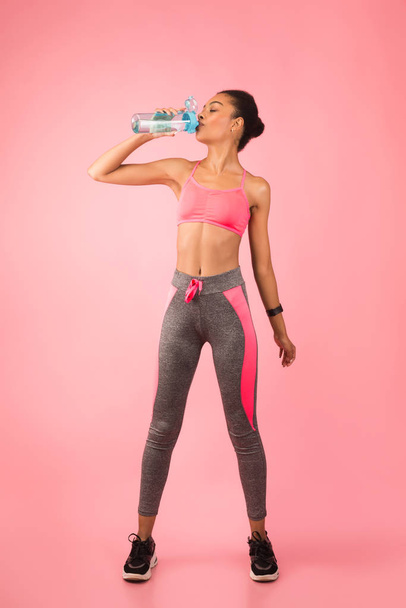 Fitness Lady Drinking Water From Bottle, Studio Shot, Full Length - Foto, Imagem