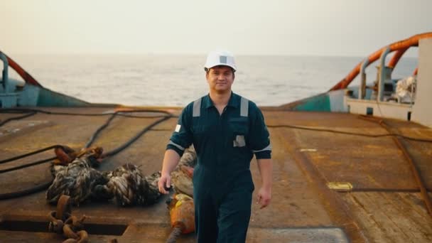 Důstojník námořní paluby nebo první palubní důstojník na palubě pobřežního plavidla nebo lodi - Záběry, video