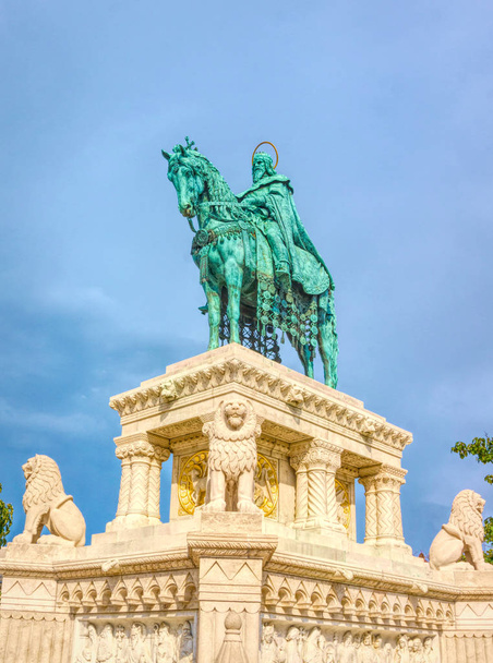 Budapest / Hongrie - 29 août 2019 : Majestueuse statue hongroise du roi Matthias et de la tour du bastion des pêcheurs par une belle journée d'été. Les touristes se cachent de la pluie. Attraction touristique
 - Photo, image