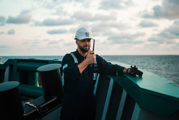 Marine Deck Officer oder Chief Mate an Deck eines Offshore-Schiffes oder Schiffes - Foto, Bild