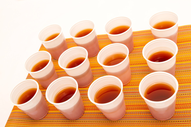 Tazas desechables con té
 - Foto, imagen