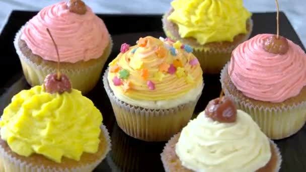 Συλλογή από cupcakes με πολύχρωμο frosting. - Πλάνα, βίντεο
