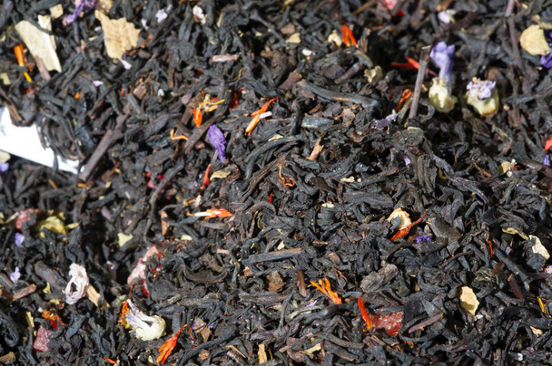 Μαύρο τσάι με αρωματικά συμπληρώματα βιταμινών. τσάι από τα πιο - Φωτογραφία, εικόνα