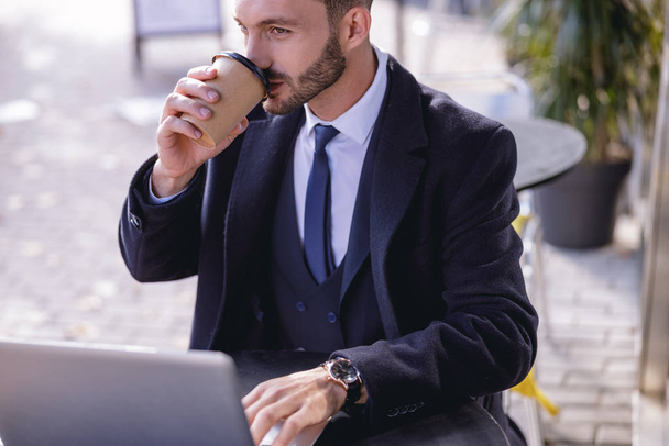 Relaxado jovem homem pessoa bebendo aroma café
 - Foto, Imagem