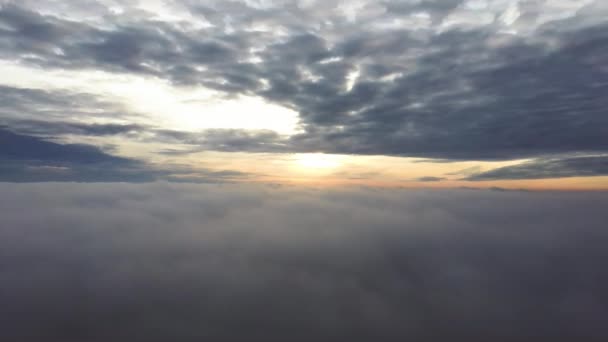 Vlieg boven de wolken tijdens zonsopgang. Flying Drone Into the Misty Clouds op de avond. Luchtfoto Dron Shoot. - Video