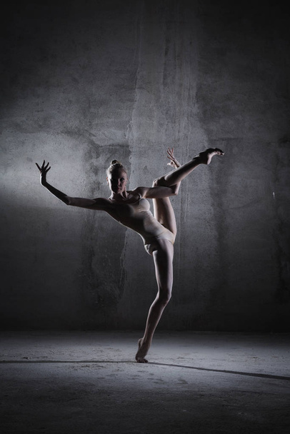 Baile pose moderna de un bailarín en una pierna. Baile, emoción, estiramiento. La interesante posición de la bailarina. ballet, moderno, contemporáneo, teatro, figura fitness, equilibrio, estética corporal, fuerza
 - Foto, imagen