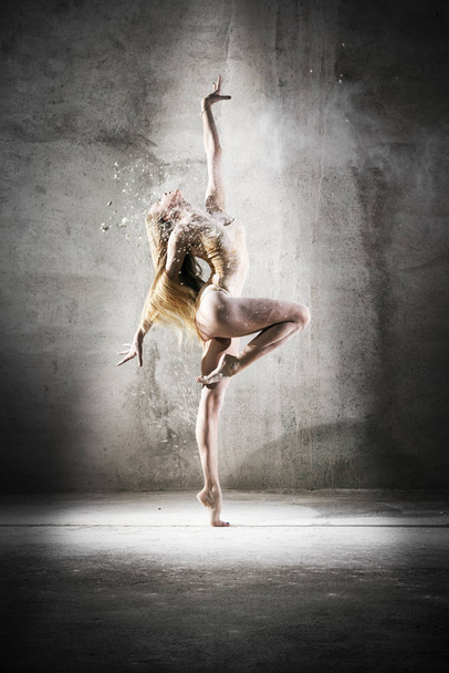 Ongelooflijk mooie pose van een danser met bloem. Mooi meisje ballerina met blond haar. Dans, emotie, pose, voeten, ballet, modern, hedendaags, theater, fitnessfiguur, balans, lichaamsesthetiek - Foto, afbeelding
