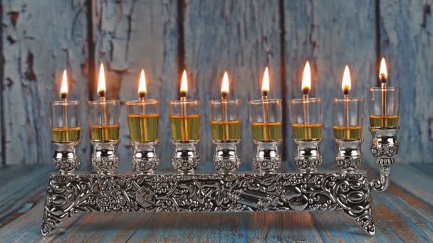 Ortodoxní židovské světlo Chanuka menorah se svíčkami olivového oleje. - Záběry, video