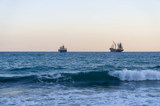 Teherhajók a Földközi-tenger horizontján. - Fotó, kép