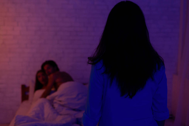 Φιλενάδα πιάσει απατηλό φίλο με γυναίκα ξαπλωμένη στο κρεβάτι - Φωτογραφία, εικόνα
