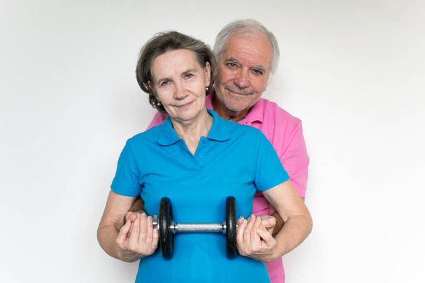 egészséges fehér fit mosolygós boldog idősebb férfi nő pár állni  - Fotó, kép