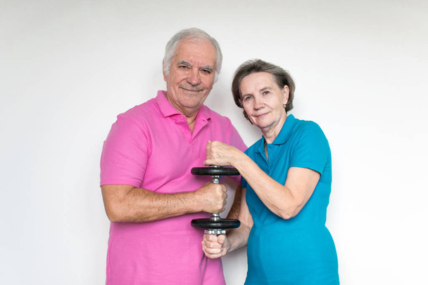 saudável branco ajuste sorrindo feliz sênior masculino feminino casal stand
  - Foto, Imagem