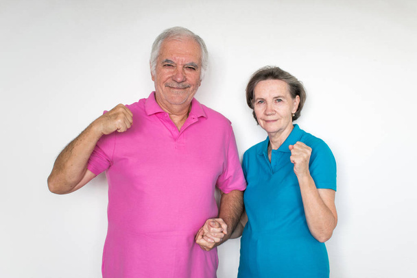 egészséges fehér fit mosolygós boldog idősebb férfi nő pár állni  - Fotó, kép
