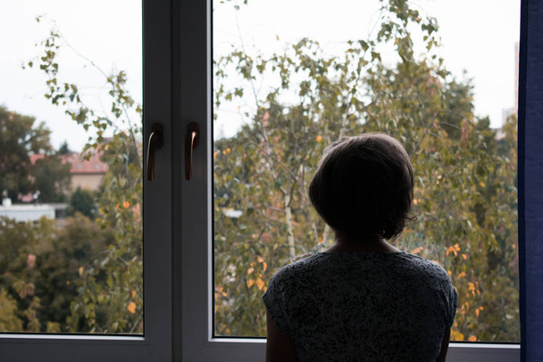 старша сумна самотня стара жінка дивиться поруч з вікном всі в депресії
 - Фото, зображення