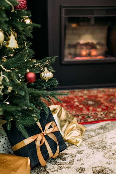 uroczystości Boże Narodzenie dom wnętrze czarny zielony złoty - Zdjęcie, obraz