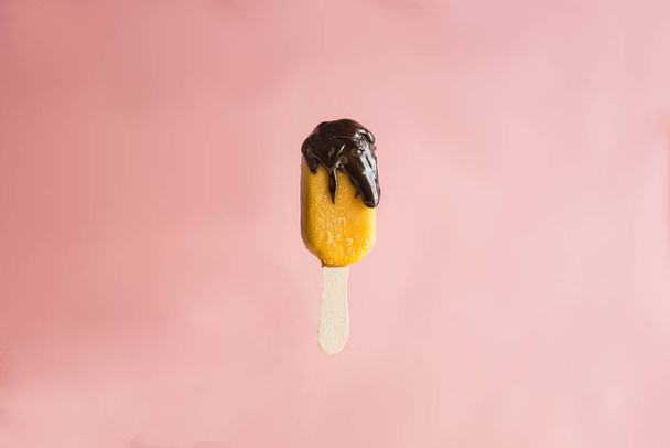 ice cream sticks of fruits and chocolate - Фото, зображення