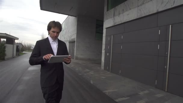 Dijital tablet üzerinde çalışan iş adamı - Video, Çekim