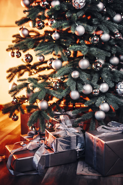 Χριστουγεννιάτικο δέντρο και δώρα της Πρωτοχρονιάς - Φωτογραφία, εικόνα