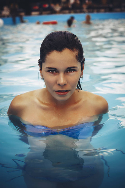 Kaunis brunette nainen uimapuku rannalla yksin rentouttava
 - Valokuva, kuva
