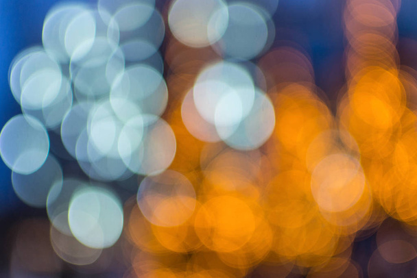 Şehirde ruh hali aydınlatması, doğal lens ışık efekti, tatil ışıkları süslemesi, bicolor - Fotoğraf, Görsel