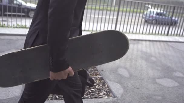 スケート ボードを持ったビジネスマン - 映像、動画