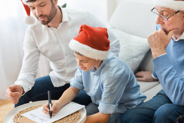 Niño Escribiendo Lista de Deseos de Navidad Sentarse Con Padre Y Abuelo Interior
 - Foto, Imagen