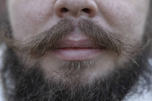 чоловіче обличчя крупним планом портретний рот з вусами і бородою м'який фокус текстурованої стерні
  - Фото, зображення