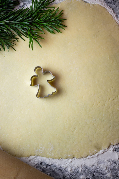 Різдвяна пекарня тісто для печива і різак ангелів. Вид зверху різдвяне тісто для печива з копіюванням простору для тексту. Концепція фону різдвяних листівок
 - Фото, зображення