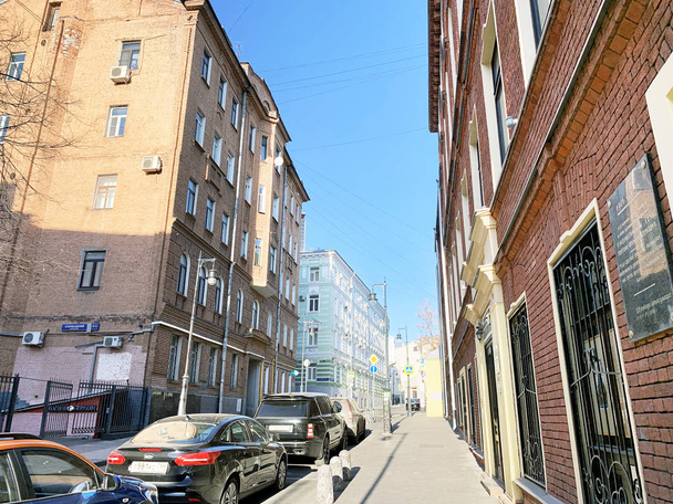 Moscow, Russia, November, 22, 2019. Starosadsky lane in sunny autumn day in Moscow - Foto, Imagen