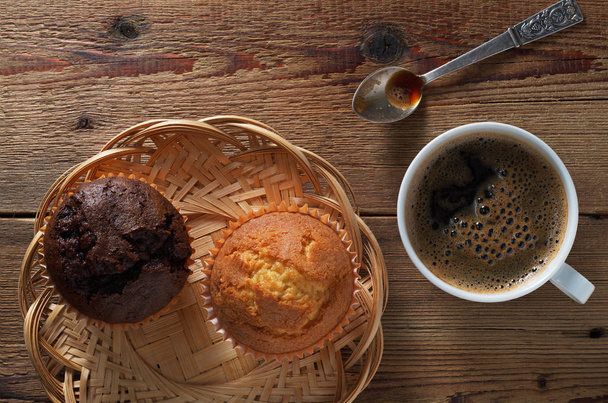 Kahvikuppi ja muffinit
 - Valokuva, kuva
