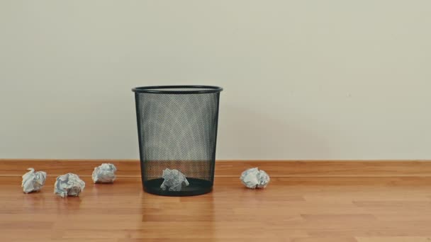 Tirar papel innecesario en el cubo de basura de la oficina
 - Metraje, vídeo