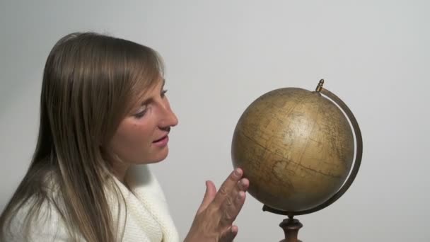 A globe fonó nő - Felvétel, videó