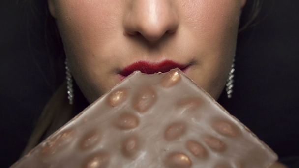 Vrouw die chocolade eet - Video