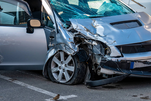 Čelní strana šedého barevného automobilu poškozená a rozbitá náhodou na silnici. - Fotografie, Obrázek