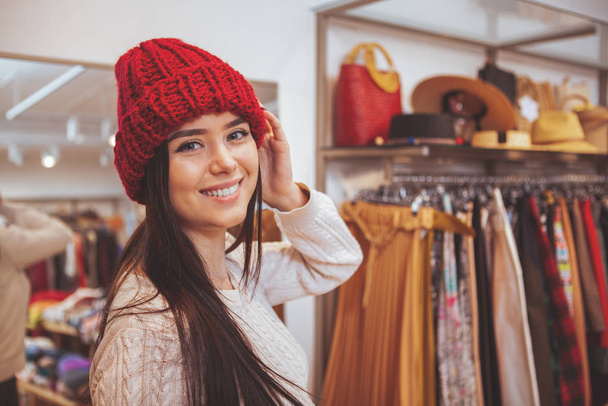 Hermosa mujer feliz disfrutando de compras en la tienda de ropa
 - Foto, Imagen