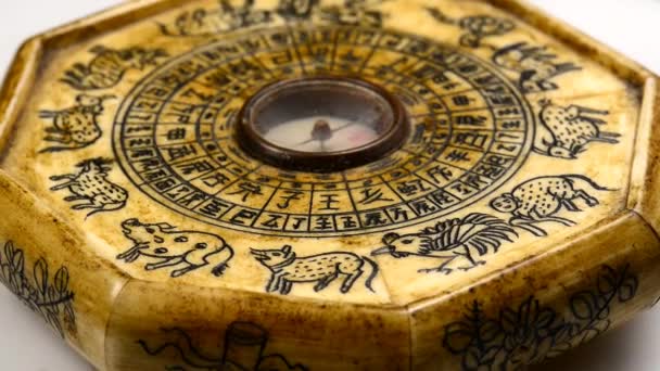 Antik Çin Feng Shui pusulası üzerinde tablo açın - Video, Çekim