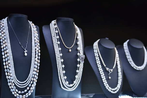 close-up de correntes de jóias e colares em exposição
 - Foto, Imagem