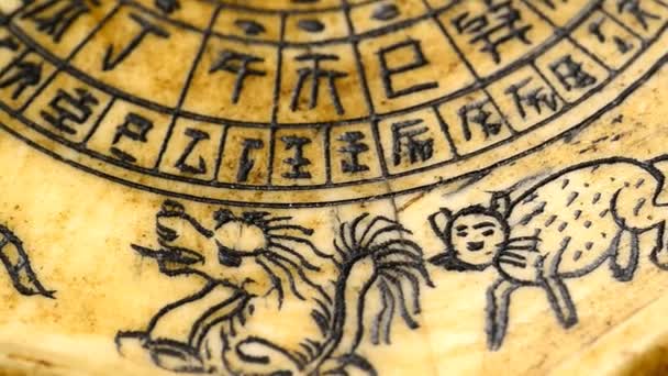 Antiker chinesischer Feng-Shui-Kompass mit 12 Tierkreiszeichen auf Drehtisch - Filmmaterial, Video