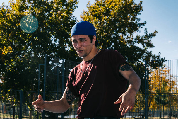Młody człowiek break dance na boisku do koszykówki - Zdjęcie, obraz