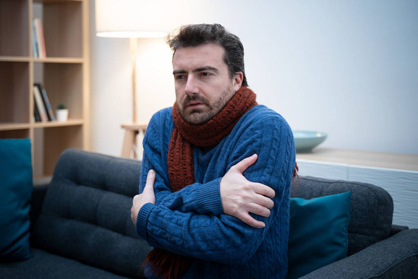 Ο άνθρωπος και ρίγος στο σπίτι λόγω κρύο χειμώνα κατάψυξης - Φωτογραφία, εικόνα