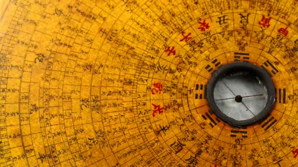 antyczne kompasem chińskie Feng Shui na Włączanie tabeli - Materiał filmowy, wideo