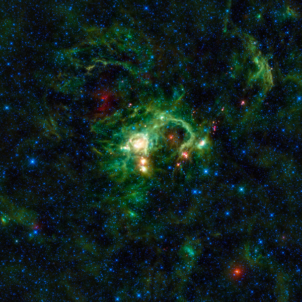 Dans le bras spiral Persée de la galaxie de la Voie lactée, en face du centre galactique, se trouve la nébuleuse SH 2-235. éléments de cette image fournis par nasa
 - Photo, image
