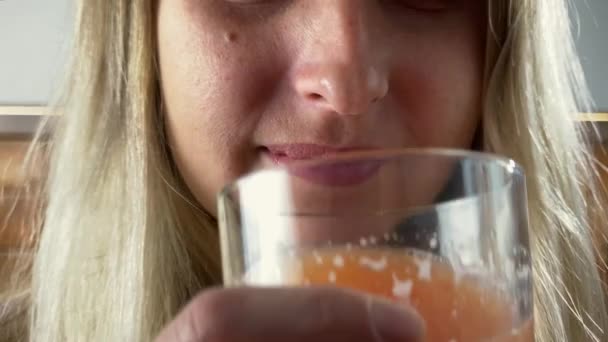 Mulher está bebendo suco cítrico natural fresco
 - Filmagem, Vídeo