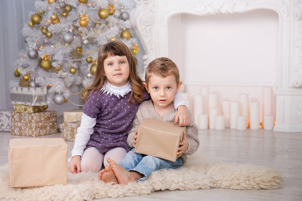 παιδιά με δώρα στο χριστουγεννιάτικο δέντρο - Φωτογραφία, εικόνα